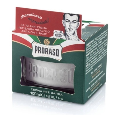 Embalagem verde, vermelha e branca do creme pré-barba Proraso com desenho de homem a barbear-se