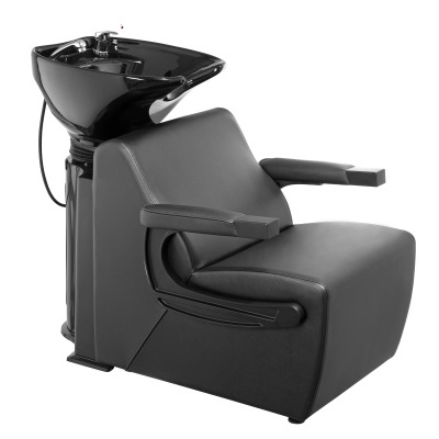 Cadeira preta para lavagem de cabelo com lavatório cerâmico