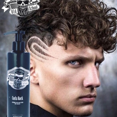 Produto cosmético Curls Rock com rótulo Captain Cook Old School e homem com cabelo encaracolado e desenho raspado