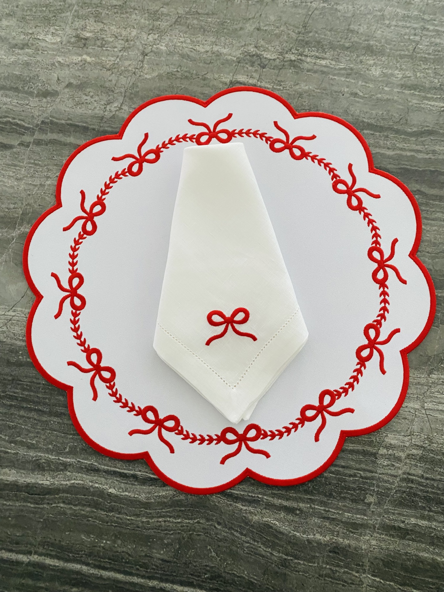 Guardanapo&#x20;com&#x20;la&#x00E7;o&#x20;vermelho