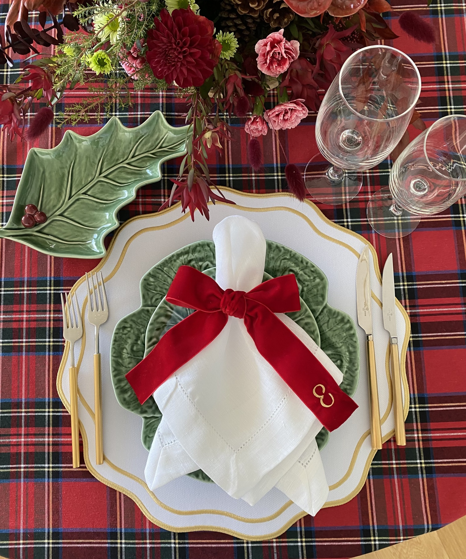 Porta&#x20;Guardanapo&#x20;La&#x00E7;o&#x20;vermelho&#x20;COM&#x20;A&#x20;LETRA&#x20;BORDADA&#x20;dourada