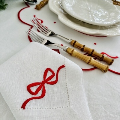 Guardanapo&#x20;com&#x20;la&#x00E7;o&#x20;vermelho