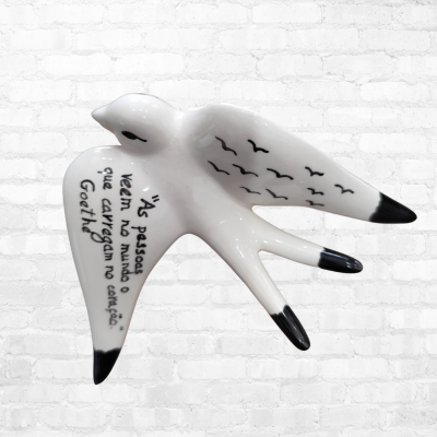 Andorinha Decorativa Pintada à Mão "As pessoas veem o mundo que carregam no coração" – Goethe