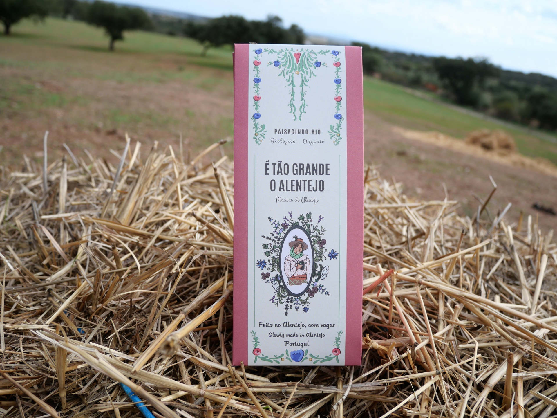 Embalagem branca e rosa com ilustrações florais e texto 