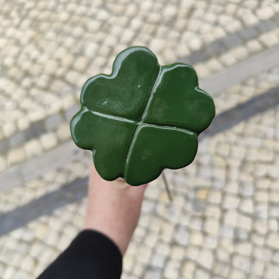 Trevo de Cerâmica – Um Toque de Sorte Feito à Mão