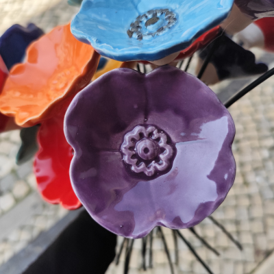 Flores de cerâmica coloridas decorativas