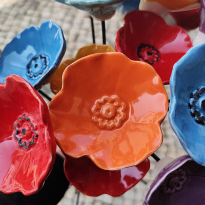 Flores decorativas em cerâmica colorida e brilhante