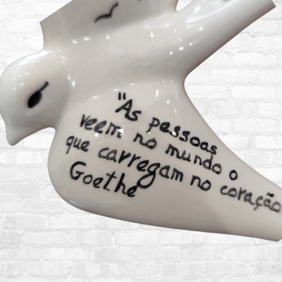 Andorinha Decorativa Pintada à Mão "As pessoas veem o mundo que carregam no coração" – Goethe