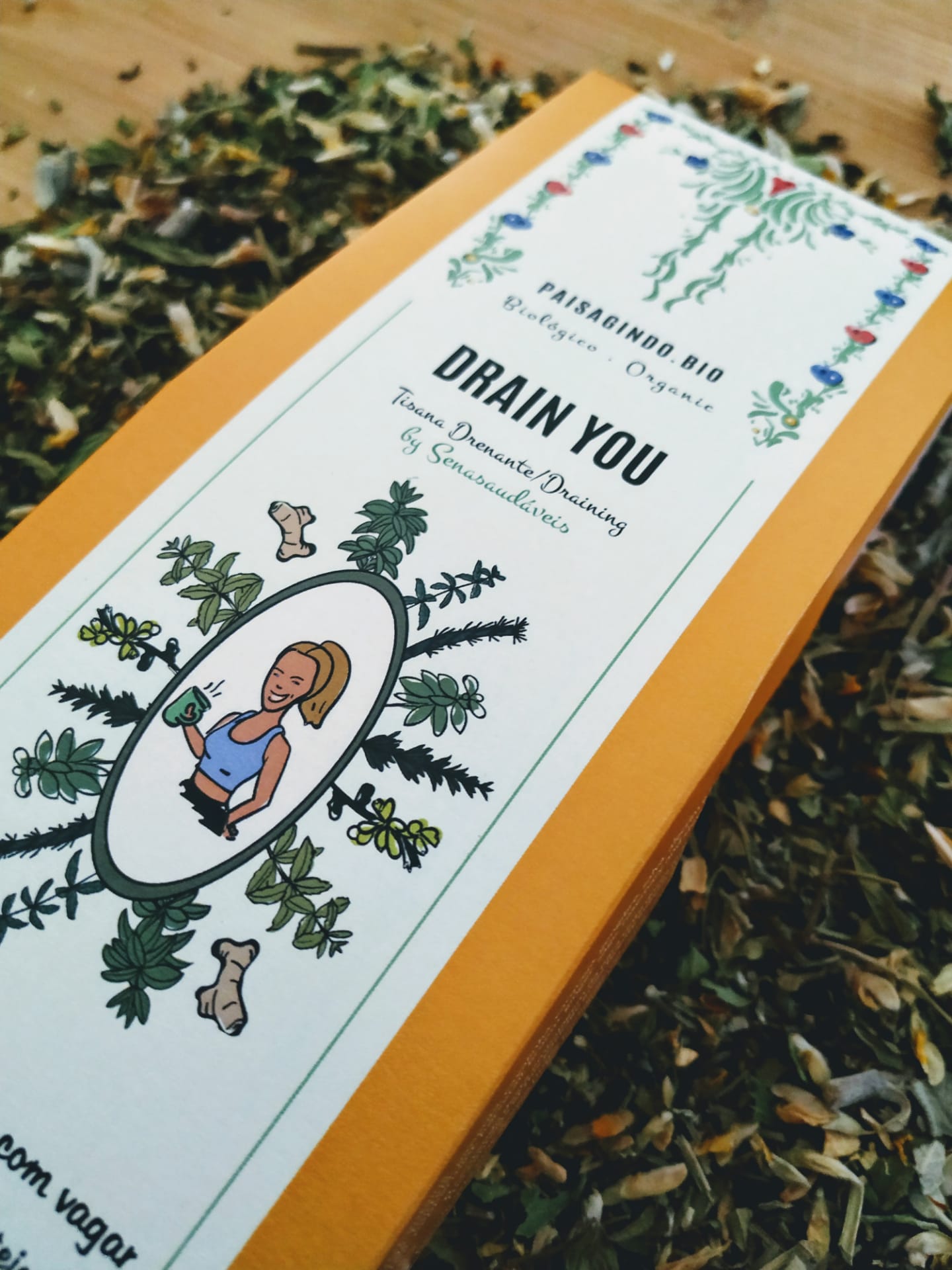 Embalagem de produto Drain You da Pasabando Bio com ilustração e ervas secas ao redor
