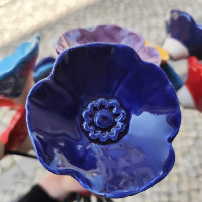 Flor azul em cerâmica vidrada com relevo no centro