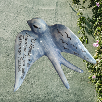 Andorinha Decorativa Pintada à Mão "O homem é do tamanho do seu sonho" – Fernando Pessoa