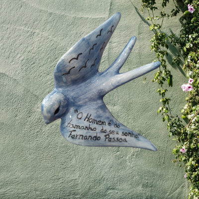 Andorinha Decorativa Pintada à Mão "O homem é do tamanho do seu sonho" – Fernando Pessoa