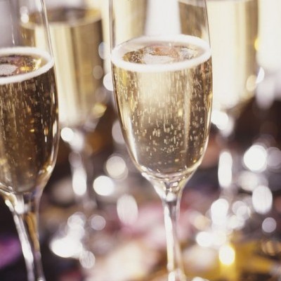 Várias taças de champanhe com líquido espumante dourado