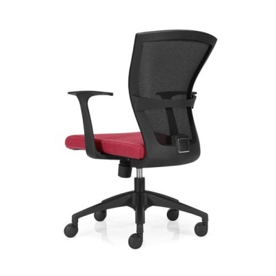 Cadeira de escritório preta com assento vermelho e costas de rede preta