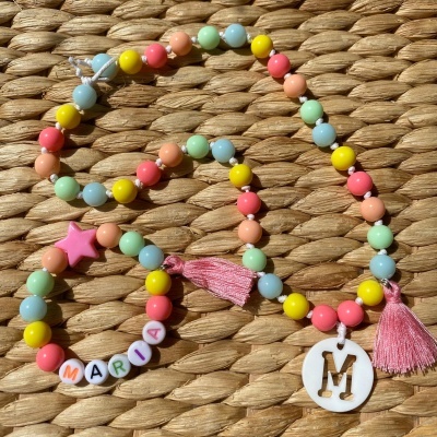 COLAR MULTICOLOR COM INICIAL