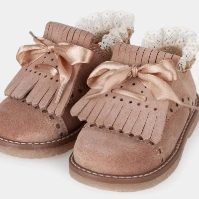 SAPATOS EM CAMURÇA COM RENDINHA