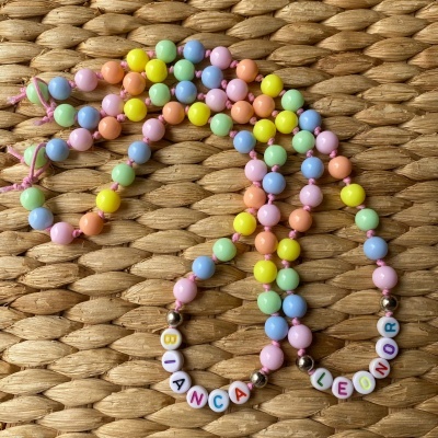 COLAR MULTICOLOR COM NOME