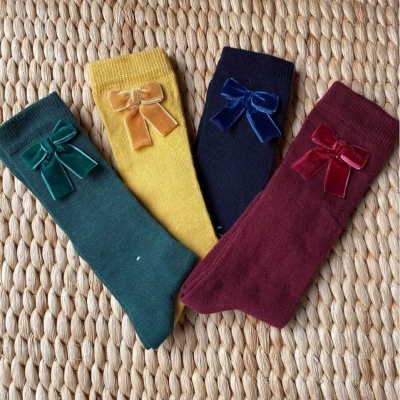 MEIAS COM LAÇO DE VELUDO