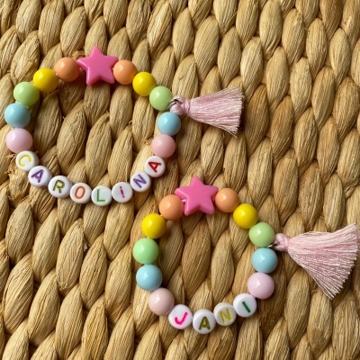 PULSEIRA MULTICOLOR COM NOME, ESTRELINHA E POMPOM
