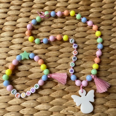 COLAR MULTICOLOR COM NOME, ANJINHO E POMPOM