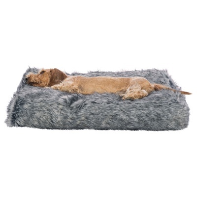 Cama para cão cinzenta peluda com cão deitado