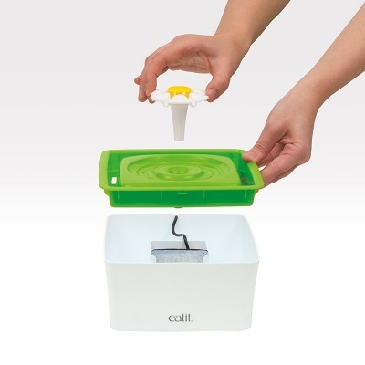 recipiente branco catit com tampa verde e acessório em forma de flor