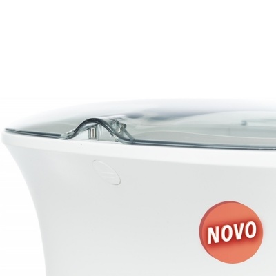 close-up de eletrodoméstico branco com tampa transparente e selo vermelho NOVO