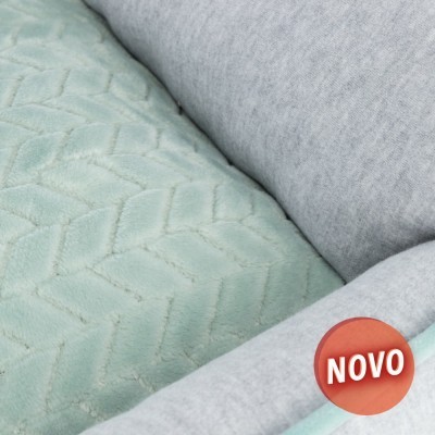 Cama para animais azul acinzentada com base verde acolchoada e etiqueta NOVO