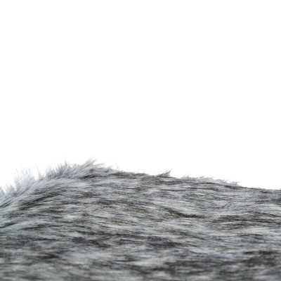 Tapete ou manta felpuda cinzenta com padrão de listras