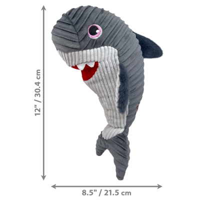 Pelúcia de tubarão cinza com boca vermelha e olho rosa, textura riscada, medida 30,4x21,5 cm