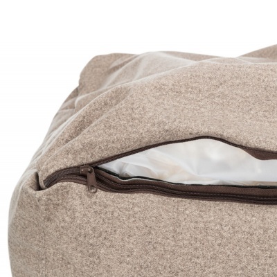 Pufe castanho claro com fecho de correr aberto mostrando interior branco