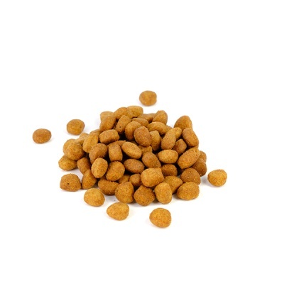 Croquetes marrons de ração para animais sobre fundo branco