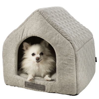 Casa para cão cinzenta acolchoada com cão branco dentro