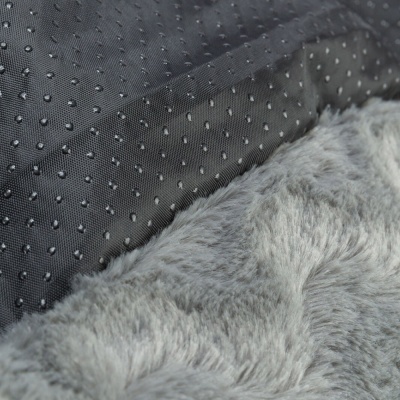 Tecido cinza escuro com pontos pretos em relevo junto a tecido cinza claro de pelúcia macia