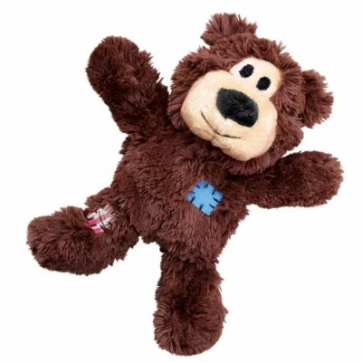 Urso de peluche castanho com remendos azul e vermelho