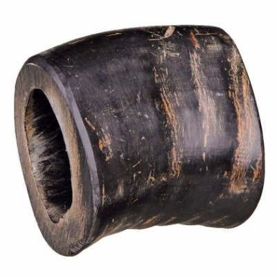 Anel orgânico amplo de material natural escuro com textura rústica