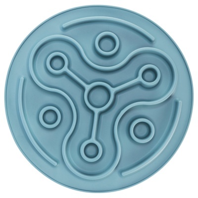 Prato redondo azul claro com relevo em padrões circulares e linhas interligadas.