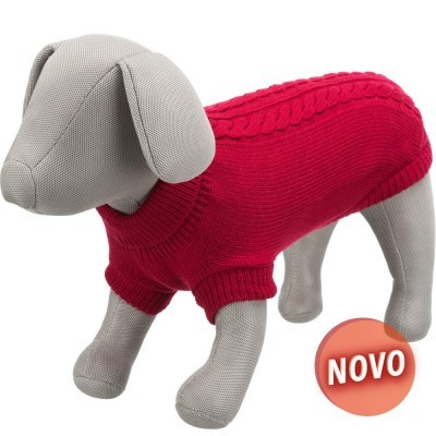 Roupa vermelha de malha para cães com padrão trançado e gola alta exibida em manequim cinzento.