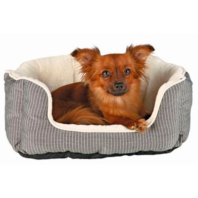 Cama para cão cinzenta com riscas brancas contendo cão castanho avermelhado.