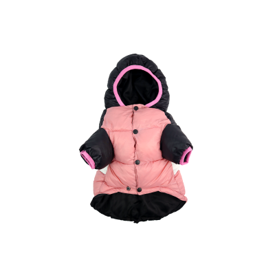 Casaco acolchoado para animais de estimação rosa e preto com capuz.