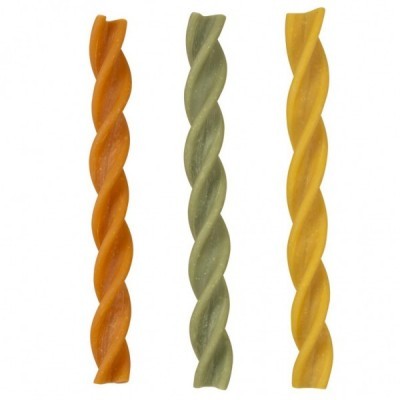 Três peças de massa fusilli colorida em laranja, verde e amarelo