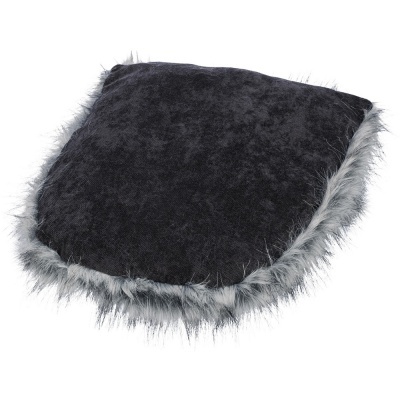 Almofada preta aveludada com borda de pele artificial cinzenta