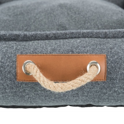 Alça de corda presa a suporte castanho sobre tecido cinzento felpudo