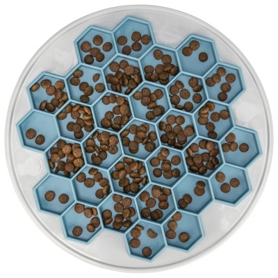 Prato plástico com divisórias hexagonais azuis e bolinhas castanhas no interior
