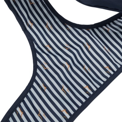Peça de roupa com padrão às riscas azuis e brancas e pequenos detalhes laranja