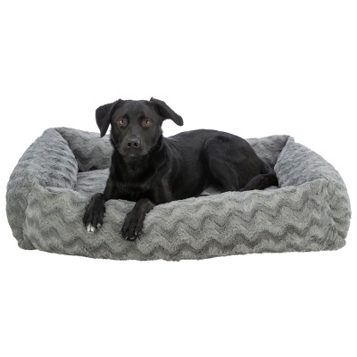 Cama para cão cinzenta com padrão ondulado e cão preto deitado