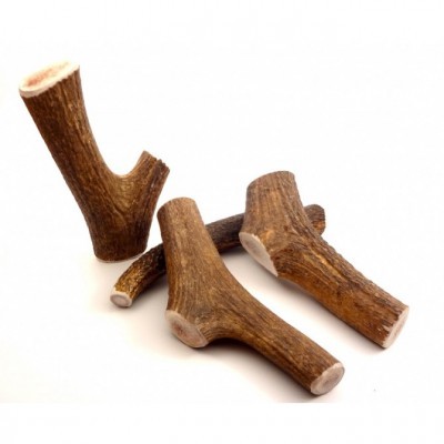 Três pedaços de galhos de madeira castanhos em fundo branco