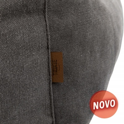 Almofada cinzenta em tecido com etiqueta castanha e selo vermelho NOVO