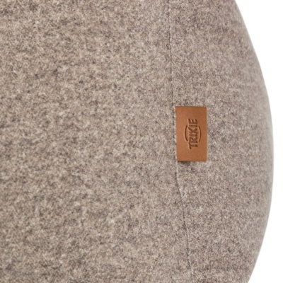 Produto têxtil cinzento-bege com etiqueta de couro castanha TRAXIE