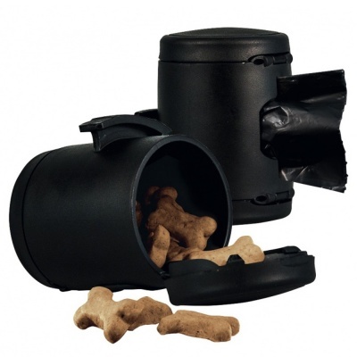 Recipientes pretos com biscoitos para cães e saco plástico para limpeza